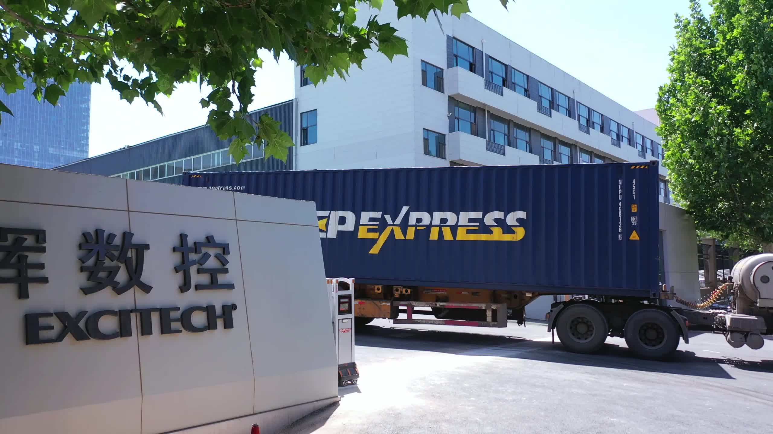 Nhà máy Excitech đang gửi đơn hàng cho khách hàng. Giao hàng an toàn đến nhà máy của khách hàng